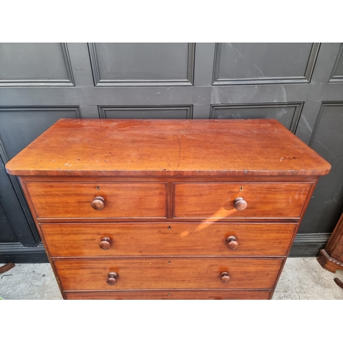 1042 - A Victorian mahogany chest of drawers, 114cm wide.  