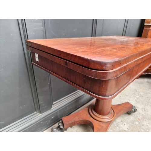 1057 - A Victorian mahogany pedestal card table, 91cm wide. 