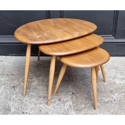 1106 - A nest of three mid-century Ercol 'Pebble' tables, largest 65.5cm wide.