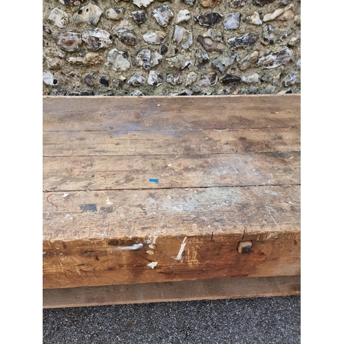 1136 - A very large vintage pine woodworking bench, 337cm long.