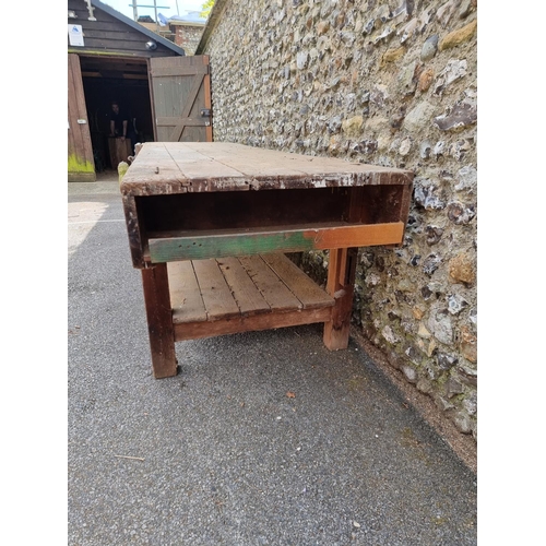 1136 - A very large vintage pine woodworking bench, 337cm long.