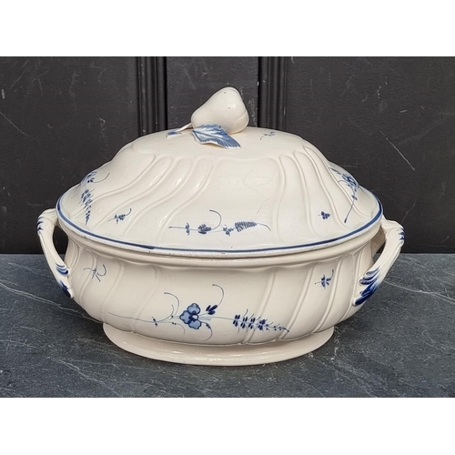 1279 - A Boch Luxemburg pottery tureen and cover, 18th/19th century, 32cm diameter.