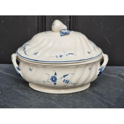 1279 - A Boch Luxemburg pottery tureen and cover, 18th/19th century, 32cm diameter.