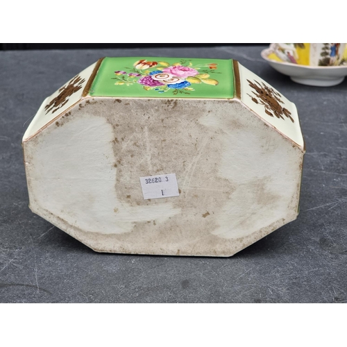 1397 - An interesting early 19th century English porcelain octagonal box and cover, probably Chamberlains W... 