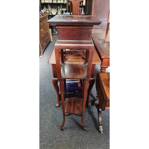 1064 - An unusual late Edwardian mahogany torchere, 112.5cm high, (s.d.).