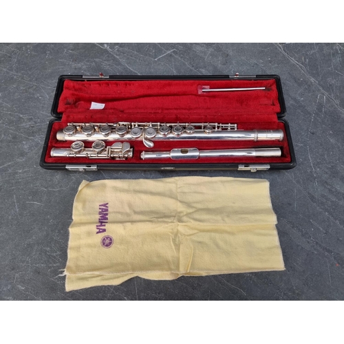 1593 - A Yamaha YFL221S electroplated flute, in fitted case.