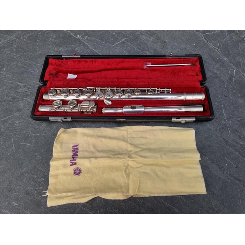 1593 - A Yamaha YFL221S electroplated flute, in fitted case.