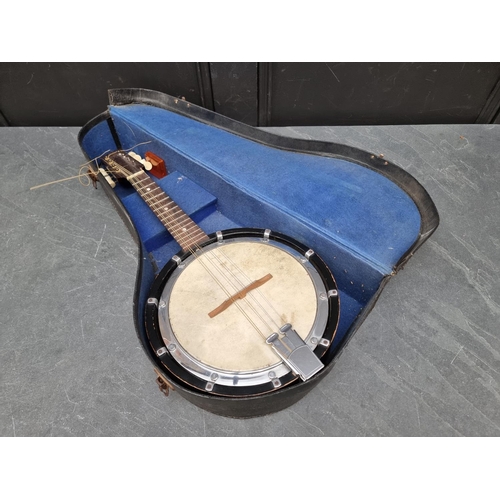 1600 - An old eight string banjo mandolin, in case. 