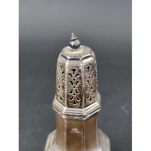 207 - A silver sugar caster, by Crisford & Norris Ltd, Birmingham 1971, 19.5cm high, 160g.... 