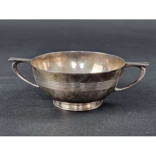 220 - A silver twin handled bowl, by Adie Brothers Ltd, Birmingham 1924, 9.5cm diameter, 146g.... 