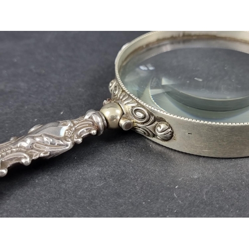 235 - A silver handled magnifying glass, by Adie & Lovekin Ltd, Birmingham 1901, 19cm long.... 