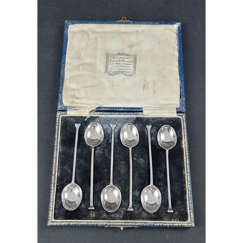 267 - A cased set of six silver coffee spoons, by Levi & Salaman, Birmingham 1924, 33g.... 