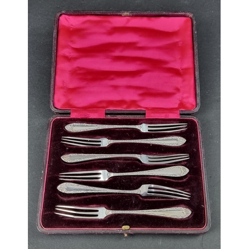 268 - A cased set of six Edwardian silver cake forks, by James Dixon & Sons Ltd, Sheffield 1904, 73g.... 