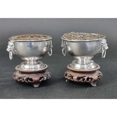 292 - A pair of silver bowls, by Turner & Simpson Ltd, Birmingham 1959, 6cm high excluding socle, 8cm ... 