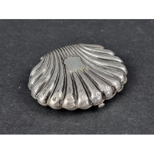 308 - A white metal scallop shell purse, 6cm wide.