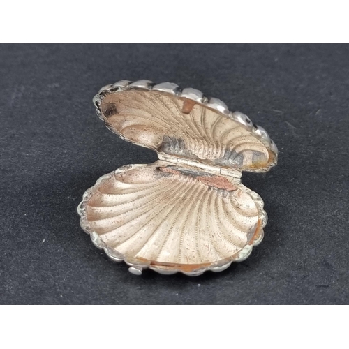 308 - A white metal scallop shell purse, 6cm wide.