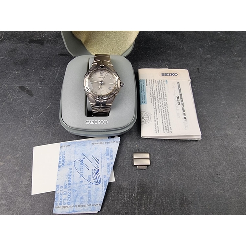 670A - A Seiko Kinetic Auto Relay titanium wristwatch, 40mm, Ref. 5J22-0889, on original bracelet.... 