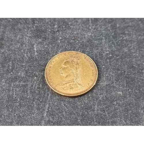 753 - Coins: a Victoria 1890 gold sovereign.