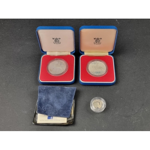 790 - Coins: two cased silver Elizabeth II 1977 Silver Jubilee commemorative crowns; together with a Guern... 