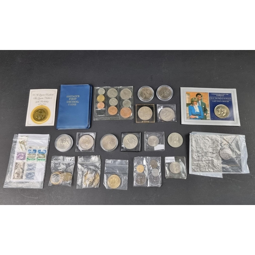 791 - Coins: a quantity of Elizabeth II commemorative crowns and other UK coins.