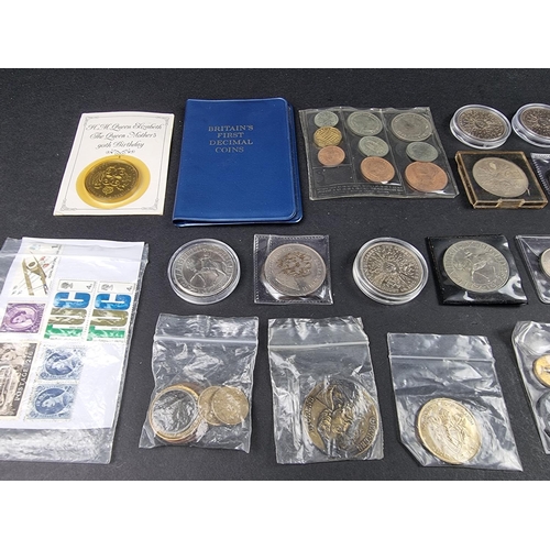 791 - Coins: a quantity of Elizabeth II commemorative crowns and other UK coins.