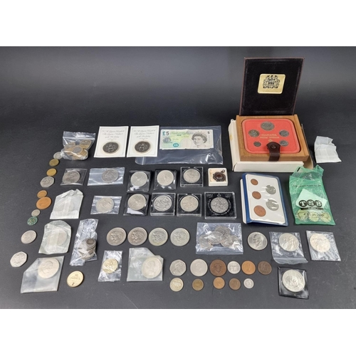 793 - Coins: a collection of UK and world coins; to include thirteen collectable two pound coins; ten coll... 