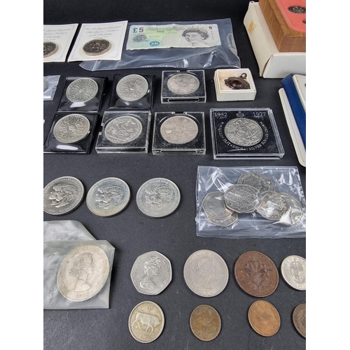 793 - Coins: a collection of UK and world coins; to include thirteen collectable two pound coins; ten coll... 