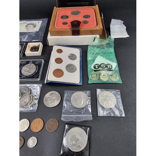 793 - Coins: a collection of UK and world coins; to include thirteen collectable two pound coins; ten coll... 