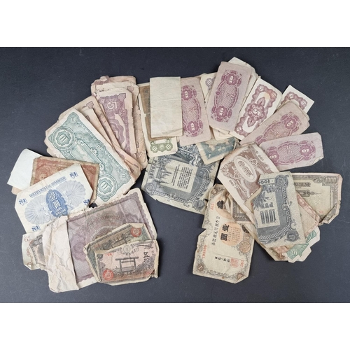 802 - Banknotes: a collection of World notes and military issued bank currency notes, to include a quantit... 