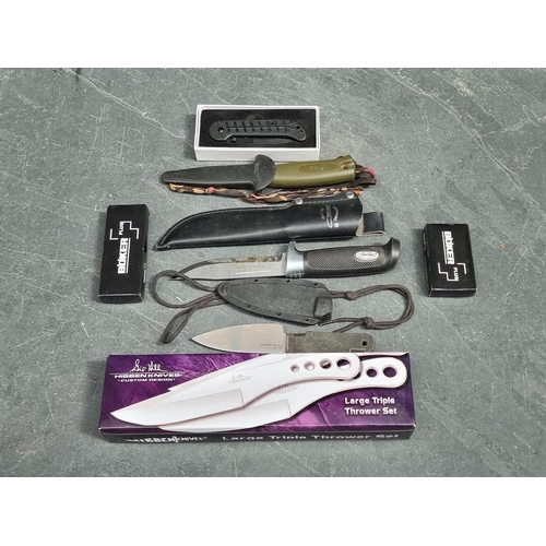 1320 - A boxed set of three Hibben 'Large Triple Thrower GH455C' knives and leather sheath, having 11c... 