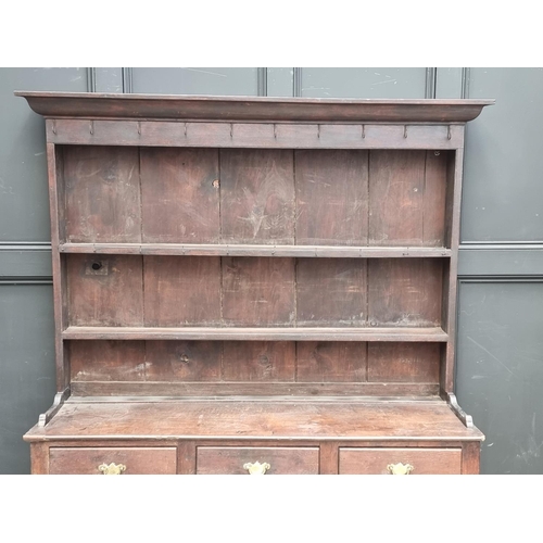 1000 - An 18th century oak 'Dog Kennel' dresser and rack, 152.5cm wide.