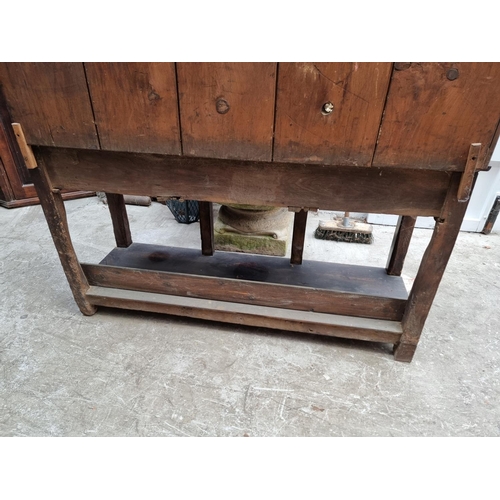 1000 - An 18th century oak 'Dog Kennel' dresser and rack, 152.5cm wide.