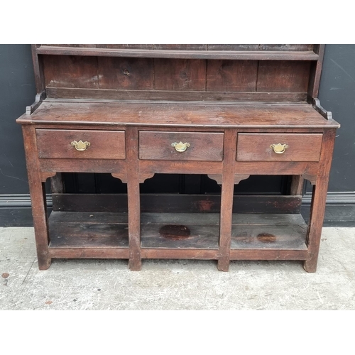 1000 - An 18th century oak 'Dog Kennel' dresser and rack, 152.5cm wide.