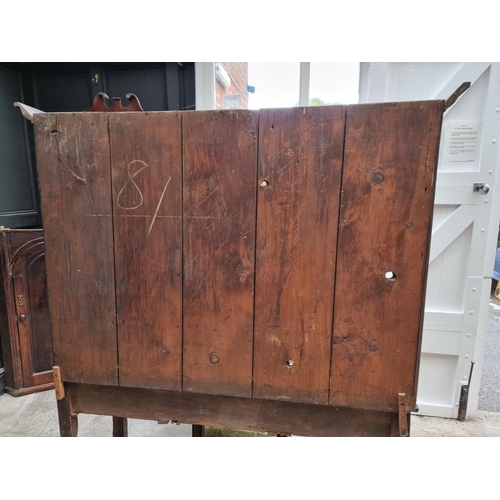 1000 - An 18th century oak 'Dog Kennel' dresser and rack, 152.5cm wide.