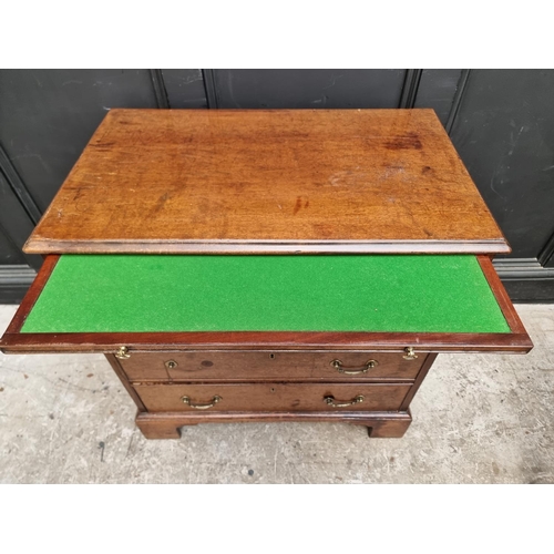 1045 - A small George III mahogany chest of drawers, with brushing slide, 76cm wide.