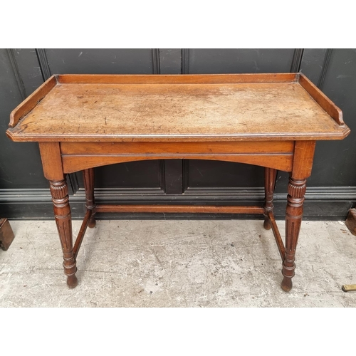 1057 - A late Victorian mahogany serving table, 106.5cm wide.