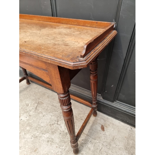 1057 - A late Victorian mahogany serving table, 106.5cm wide.