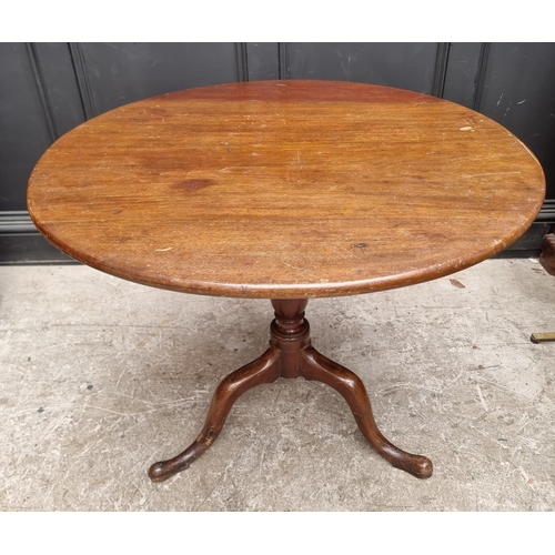 1109 - A George III mahogany tilt-top tripod table, 86cm diameter.