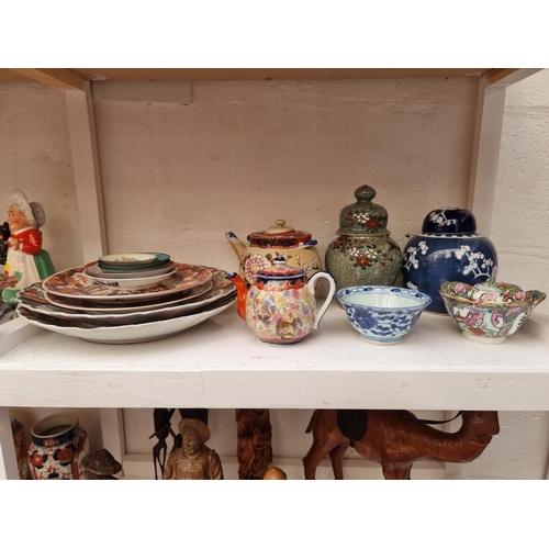 1169 - A mixed group of Chinese and Japanese porcelain. (15)