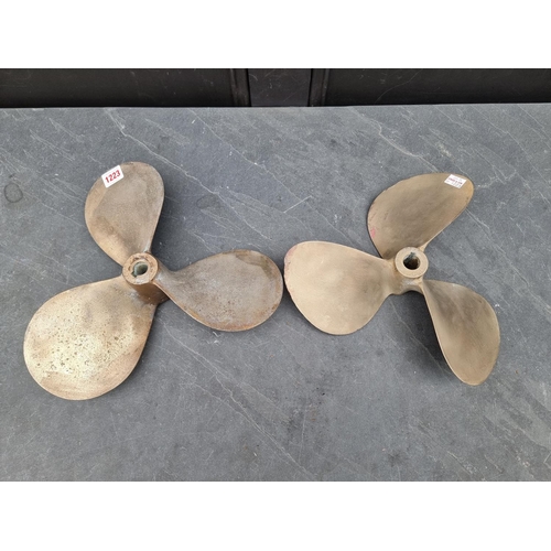 1223 - A bronze propeller, 29.5cm diameter; together with a similar smaller brass example. (2)... 