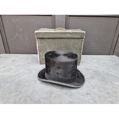 1229 - A vintage top hat, boxed.