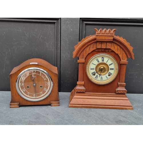 1231 - Two early 20th century oak mantel clocks, largest 36cm high, (largest lacking pendulum).... 