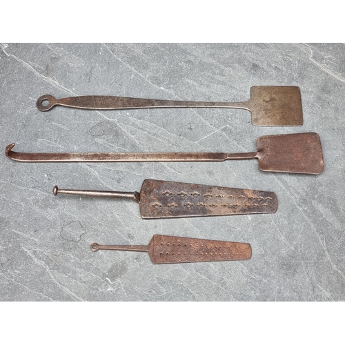 1390 - Tools & Kitchenalia: two 19th century steel thread gauges, largest inscribed 'Buck & Hi... 