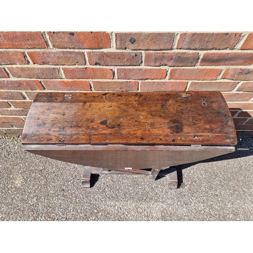 1059 - A small 17th century oak gateleg table, with bobbin turned supports, 71.5cm wide.