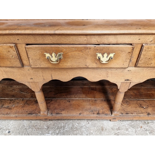 1000 - An 18th century oak potboard dresser and rack, 187.5cm wide.