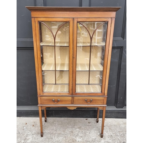 1004 - An Edwardian mahogany and line inlaid display cabinet, 94.5cm wide.