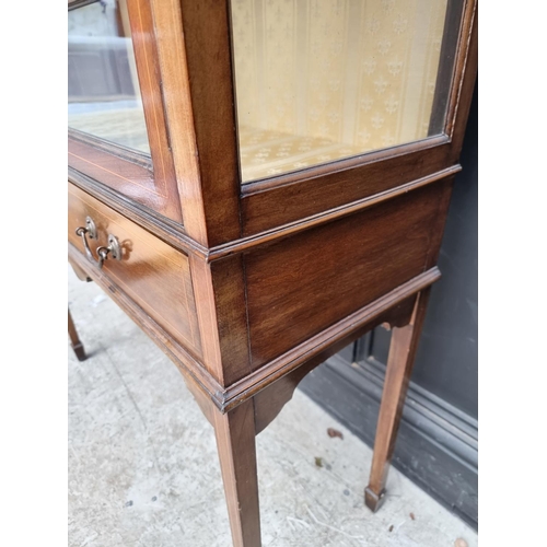 1004 - An Edwardian mahogany and line inlaid display cabinet, 94.5cm wide.