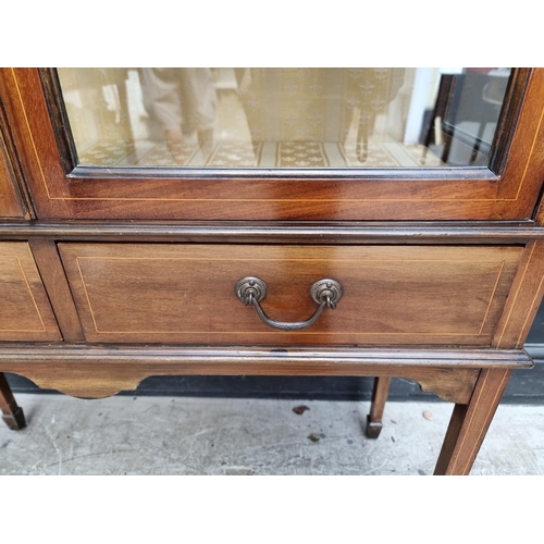 1004 - An Edwardian mahogany and line inlaid display cabinet, 94.5cm wide.