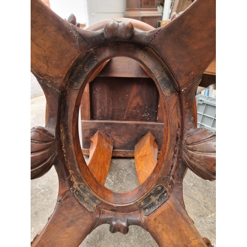 1020 - A good Victorian figured walnut oval loo table, with dolphin base, 152cm wide.