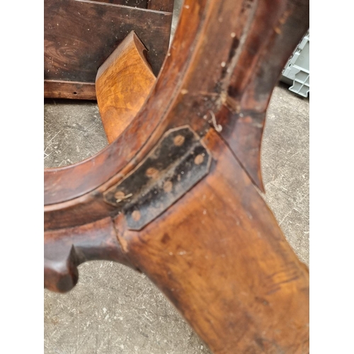 1020 - A good Victorian figured walnut oval loo table, with dolphin base, 152cm wide.